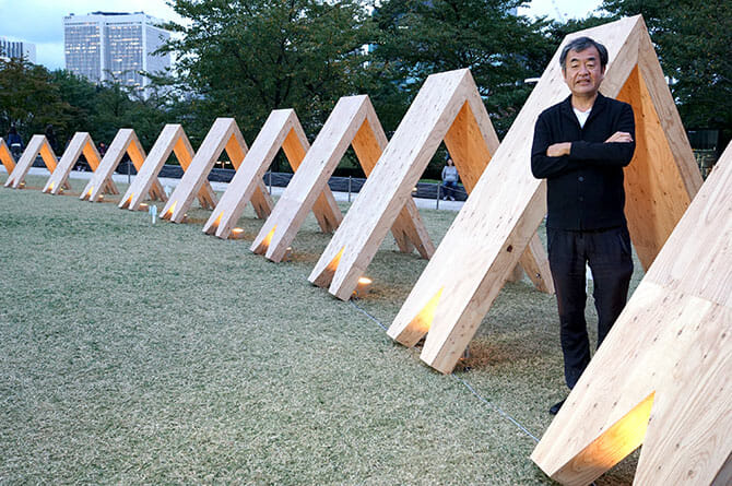 建築家の隈研吾さん、東京ミッドタウンの芝生広場で開催中の「つみきのひろば」にて