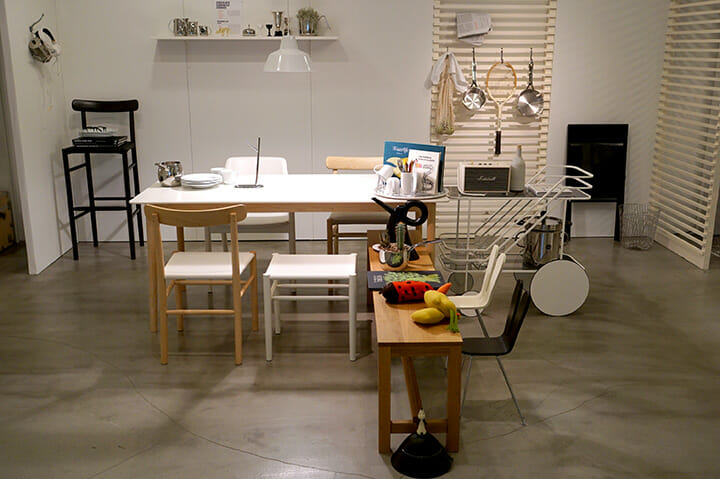 MARUNI×ALESSI 「LIVING HOUSE」作原文子さんによるインテリアスタイリング、木の色にステンレスのシルバー、合わせるのは白と黒