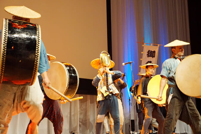 企画発表会では、「大地の芸術祭」にも参加した切腹ピストルズによる和楽器の演奏が行われた