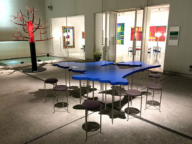 ギャラリー ル・ベインのオープンスペース、まず「aomori」テーブルと対峙する
