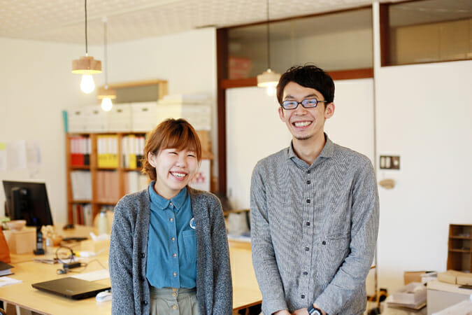 ディングを行うクリエイティブカンパニー「TSUGI」の寺田千夏さんと新山直広さん