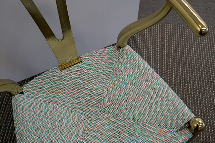 「MATERIAL DESIGN EXHIBITION」にて、福嶋賢二さんと橋本崇秀さんによる「Japanese paper cord」、ダイワボウノイの紙糸OJO+を使った提案、糸をよって太くして染色しています。紙のコードを使った椅子といえばYチェアですが、色のコーディネートから金色に