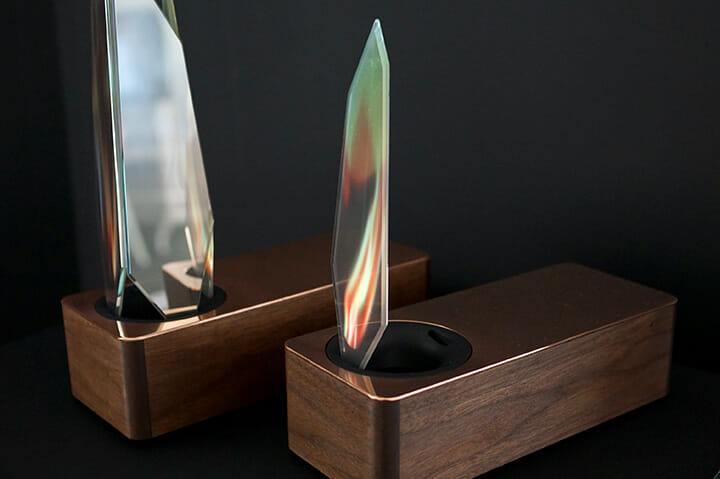 「MATERIAL DESIGN EXHIBITION」にて、吉田真也さんによる「piece of flame」、旭硝子のGlasceneを使った提案。火はガラスの製造に不可欠、また、美しいが触ることができない炎と鋭角なガラスの関係も連想され、ガラスに映像を投影できる素材の特性を引き出しています