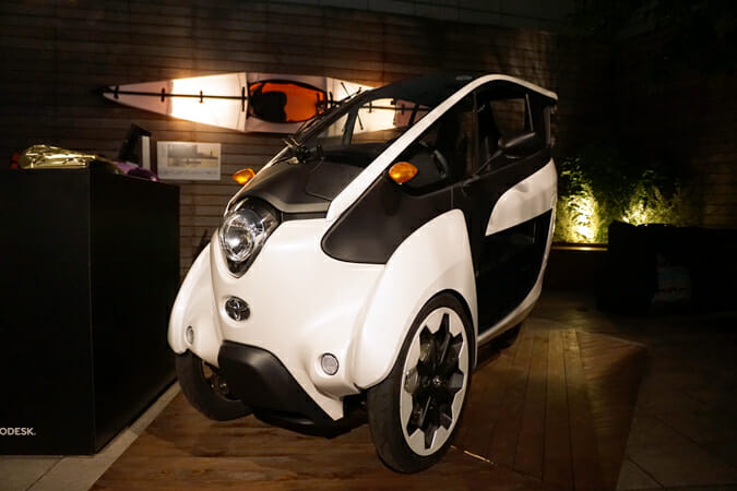 「TOYOTA i-ROAD」。バイクの爽快感と効率性を持ちながら、クルマの安全性と利便性を備えた、注目の都市型モビリティ