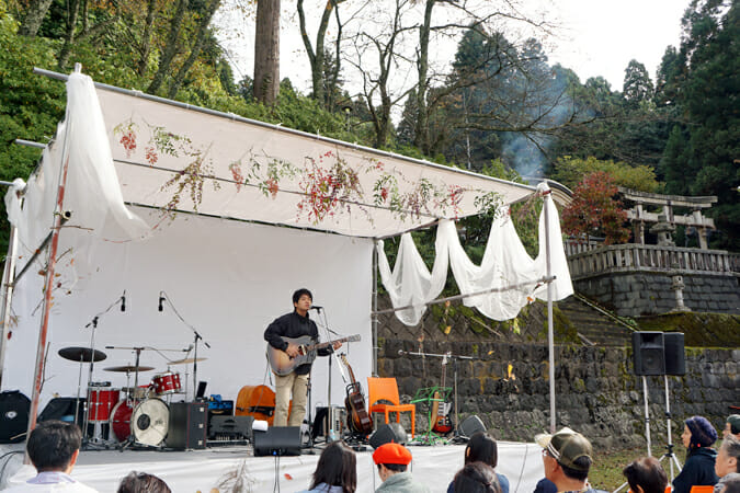 「河和田 秋の実りの音楽会 平成27年度 まちかど歴史浪漫コンサート」での、王舟さんのライブパフォーマンス