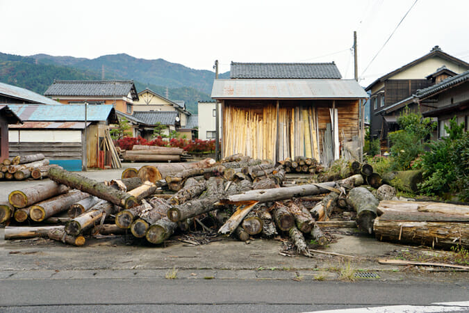 ろくろ舎の目の前にある「五十嵐木材」。この間伐材から「TIMBER POT」がつくられる