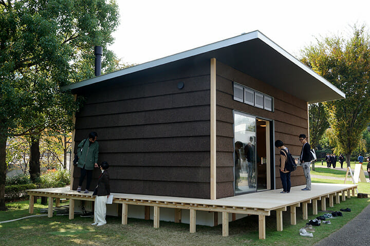 MUJI HUT(ムジ ハット)にて、ジャスパー・モリソンさんの「コルクの小屋」、左の縁側には「MUJI HUT」企画責任者の良品計画企画デザイン室長 矢野直子さんとmethodの山田遊さん