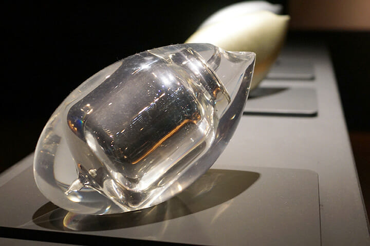 「愛のコンティニュアスデザイン」展にて、象印マホービンの魔法瓶のクリアモデル