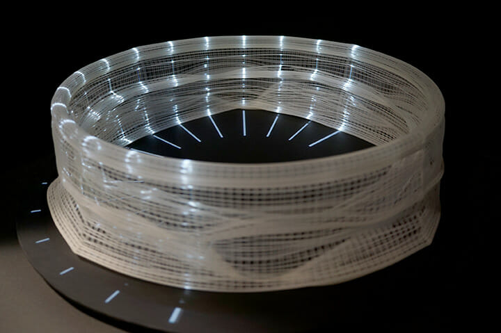 TOKYO DESIGN WEEK 2015 後期にて、後藤映則さんの作品、スリット状の光を3Dプリントした物体に当てると人が動きだす