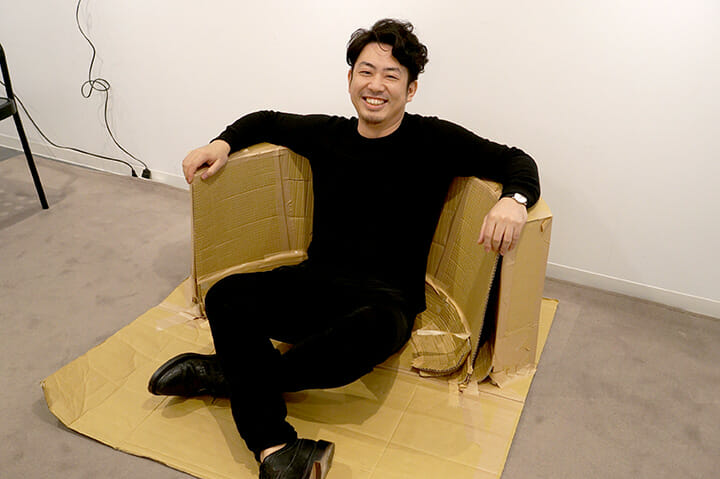 how studio 2015/PRODUCT DESIGN CENTERにて、桜の花型の漆塗り(!)のお風呂の実物模型でくつろぐ鈴木啓太さん