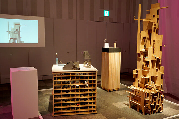 SHOWCASE“stands”にて、長岡勉さんの「Scale 1:1-100,Up Down Left Right」