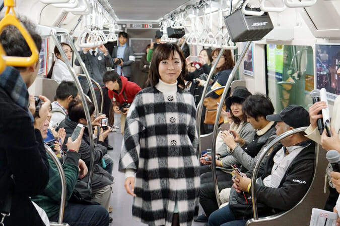 藤崎百貨店と「東北女子学生コミュニティepi」による車内ファッションショー
