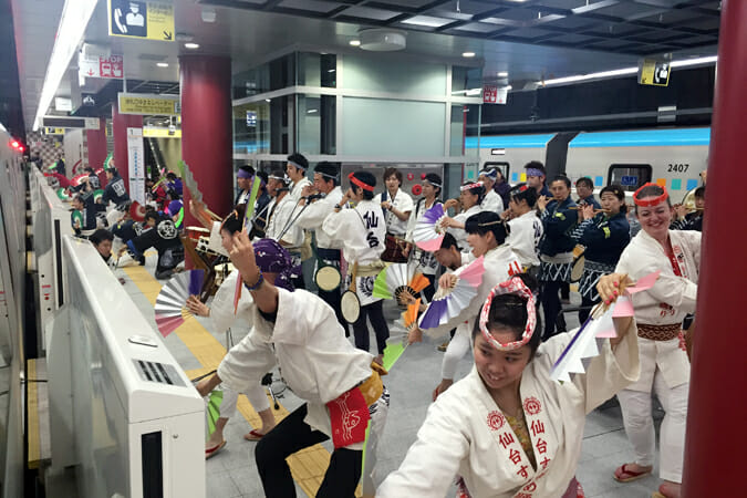 すずめ踊りの祭連（まづら）、太鼓や笛の音が鳴り響く