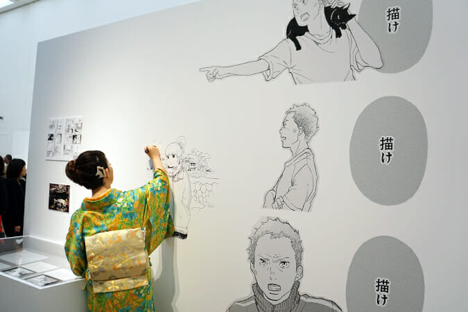 展示パネルに、主人公の林明子を描き足す東村アキコ先生