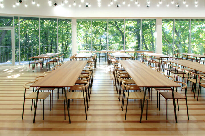 TZU / CS PLAZA（建築設計：安田幸一/安田アトリエ） 東京造形大学内の「CS PLAZA」のカフェテリアの家具計画を藤森氏が担当。屋内のテーブル、チェア、カウンターのほか、テラスの屋外用テーブルとチェアなどをデザイン。 家具を単体として強く表現するのではなく、トータルで約500席集まったときの状態を想定している。タフで経年変化を引き受けていく竹の集成材を主な材料として使用。 photo : Yuki Omori