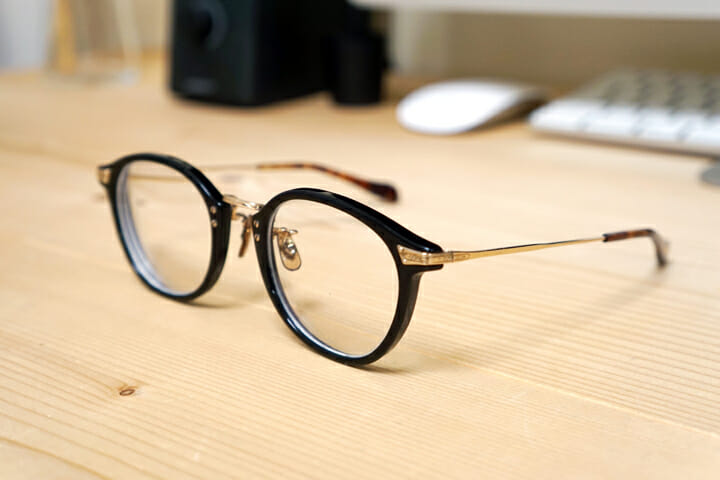 愛用の眼鏡は「OLIVER PEOPLES」。クラフトマンシップを感じさせる仕上がり