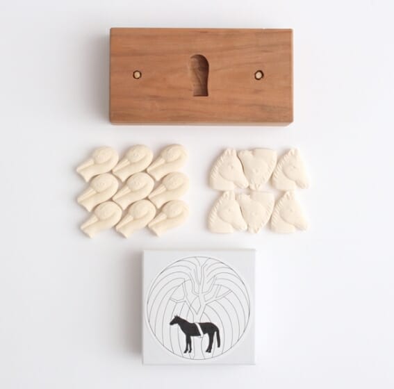 KIGIがデザインした「お茶と酒　たすき」オリジナル干菓子、和三盆100％の「馬」と「サギ」が発売