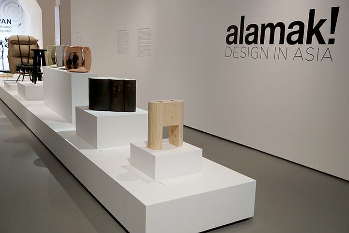 トリエンナーレ会場で開催されていた「Alamak! DESIGN IN ASIA!」は12組のアジアのデザイナーや作家による展示、手前は二俣公一氏のスツール、キュレーターは、中牟田洋一氏とTim Power氏