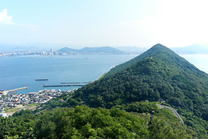 鬼ヶ島洞窟から少し登った、標高188mの鷲ヶ峰山頂に展望台はあります。頂上まで行くと360度の瀬戸内海が見渡すことができ、まさに絶景でした