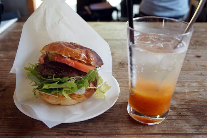 小豆島オリーブ牛バーガー。セットのあんずソーダが格別でした