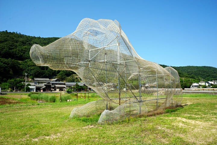 「段山遺跡群」久保寛子。まるで山の神のようなイノシシ