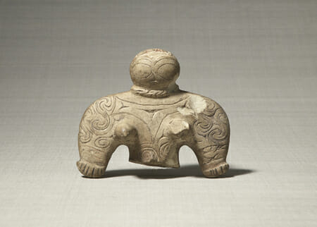 岩偶　縄文時代晩期　B.C.800年頃　15.9×19.3×5.2cm（1958年蒐集）