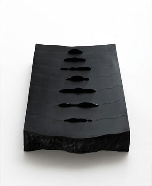 《表層・深層》 1979年|黒陶|10×58×33.5cm (撮影:表恒匡)