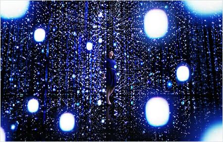 teamLab Exhibition, Walk Through the Crystal Universe