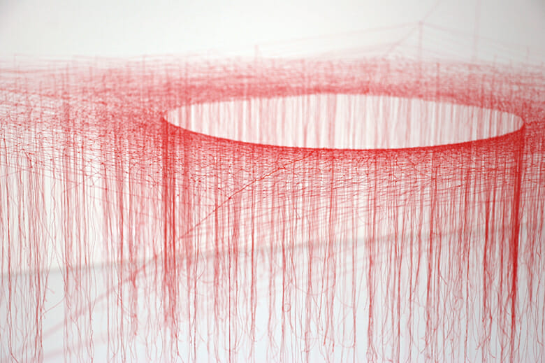 池内 晶子《Knotted Thread-Red-h120cm》2009年　gallery21yo-jでの展示