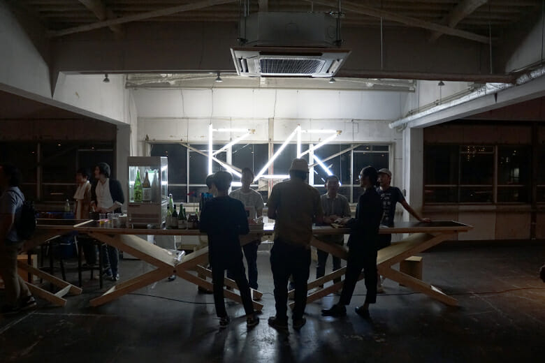 「BAR」の電飾が夜の名村造船所跡地/クリエイティブセンター大阪を照らす