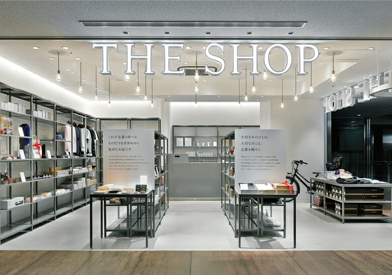 東京丸の内JPタワー（旧東京中央郵便局）内の商業施設「KITTE」4FにあるTHEの直営店「THE SHOP」