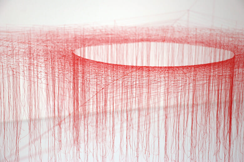 池内 晶子《Knotted Thread-Red-h120cm》2009年 gallery21yo-jでの展示