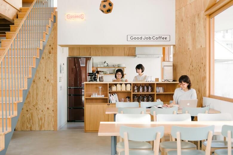 交流の場として、地域の人も利用できるカフェスペース
