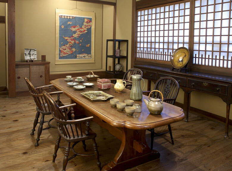 旧柳邸応接室に並ぶB・リーチ、河井、濱田、芹沢作品（写真はイメージです）