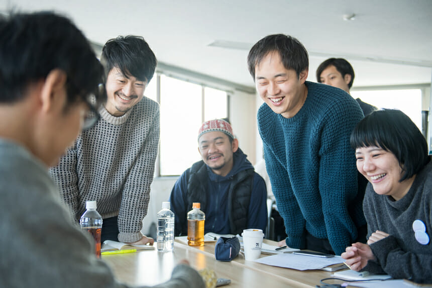 （左から）2016年度の講師の萩原俊矢さん、高橋孝治さん、原田祐馬さん、プログラムディレクターの多田智美さん