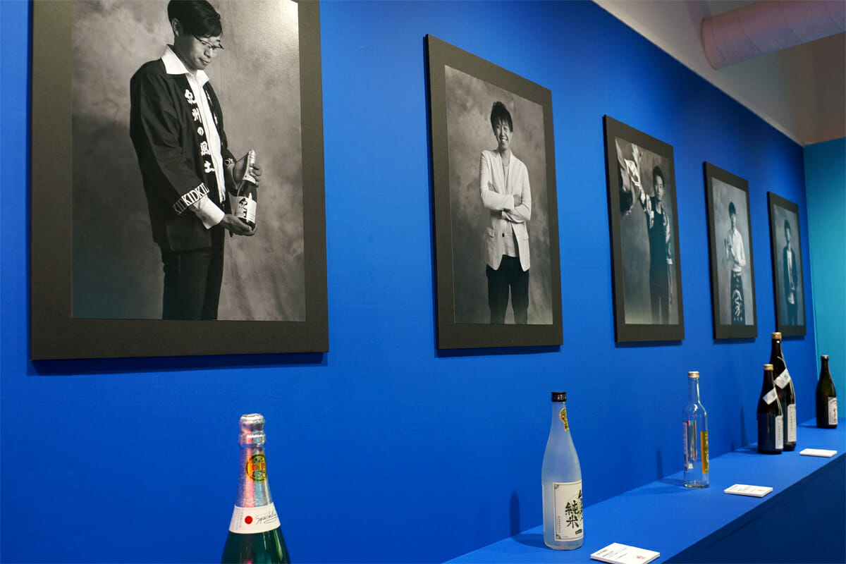 SAKE漢グラビア写真展：展示台に置かれている銘酒をつくった、全国のイケメン蔵元のダンディズムを写真に収めたコーナー