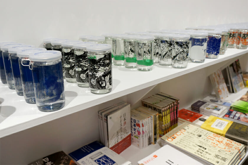 会場には展示に関連する地酒銘柄や、お酒にまつわる雑貨を販売するショップも併設。「クリエイターズ・デザイン・ワンカップ」も販売されていますが、すでに売り切れ続出だそうなのでお早めに!