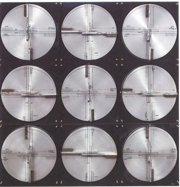 《REPORT EA900》　1966年　アルミニウム、ワイヤーブラシ、塩化ビニル板・板　135×135cm高崎市美術館蔵