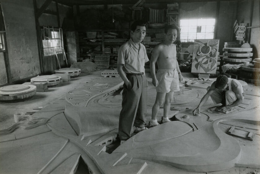 「日の壁」制作中の岡本と丹下、1956年