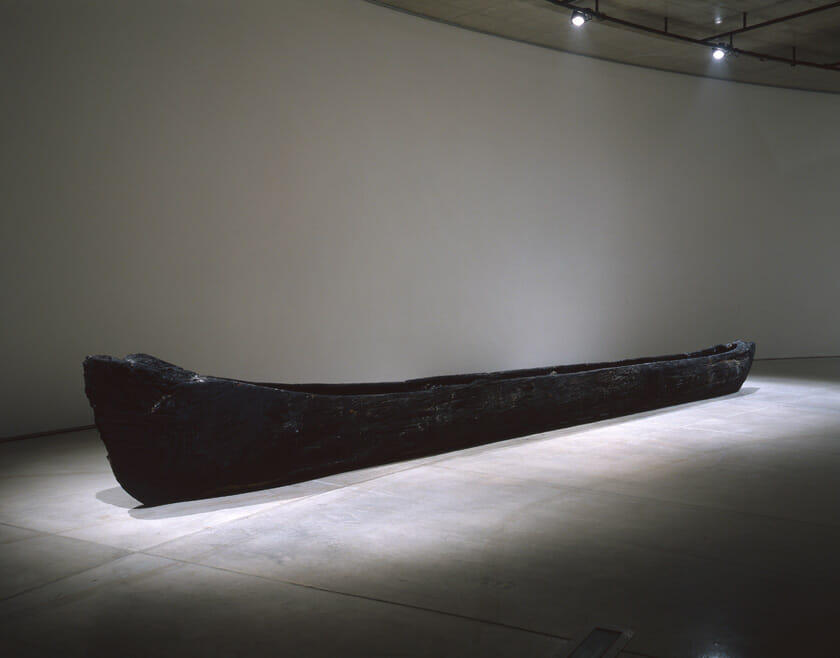 遠藤利克《空洞説-木の舟》 /2009年/113×85×1100cm/作家蔵/展示風景:青森公立大学 国際芸術センター青森 撮影:山本糾