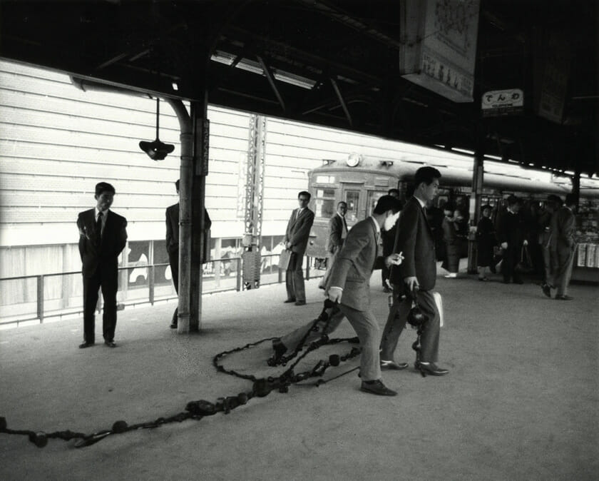 『山手線のフェスティバル』ドキュメンタリー写真、1962 年、ゼラチン・シルバープリント、27x32.5cm 撮影: 村井督侍