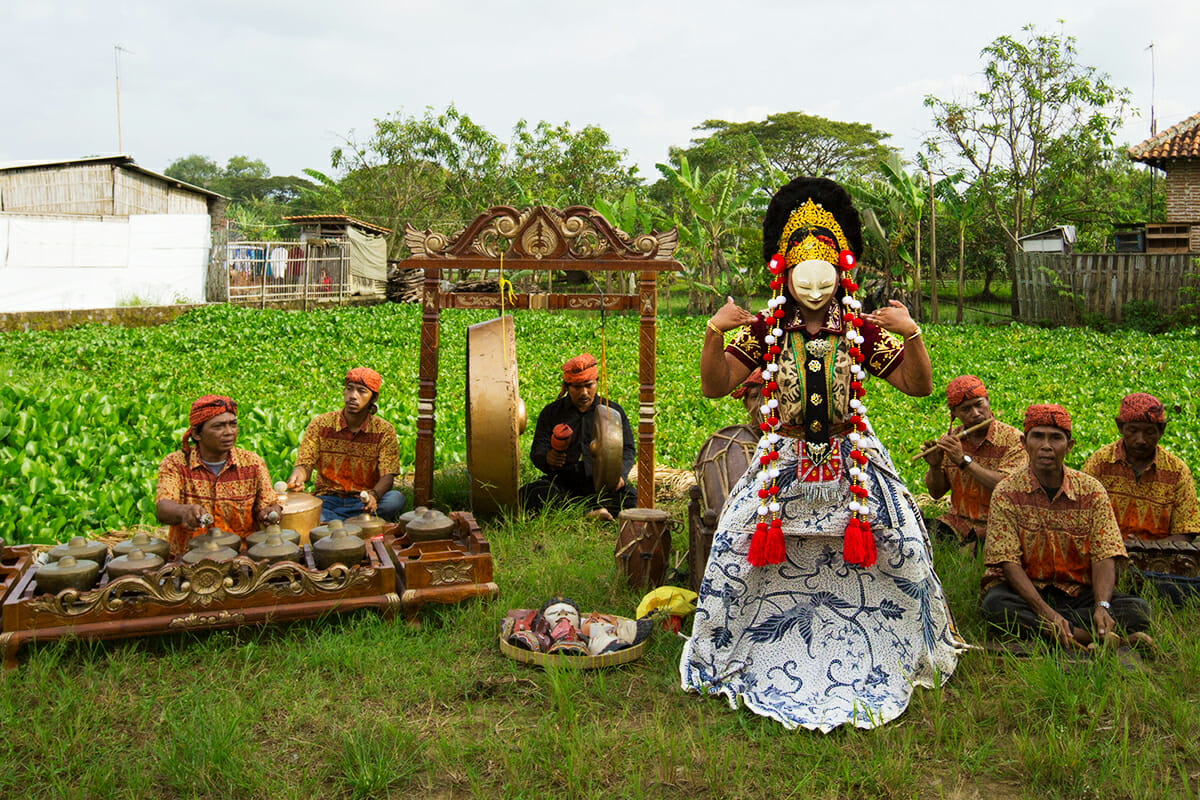 チルボン仮面舞踊／ジャワ島西部の海岸沿いの街、インドラマユ。西ジャワ州の芸能といえば州都チルボンの仮面舞踊がよく知られています