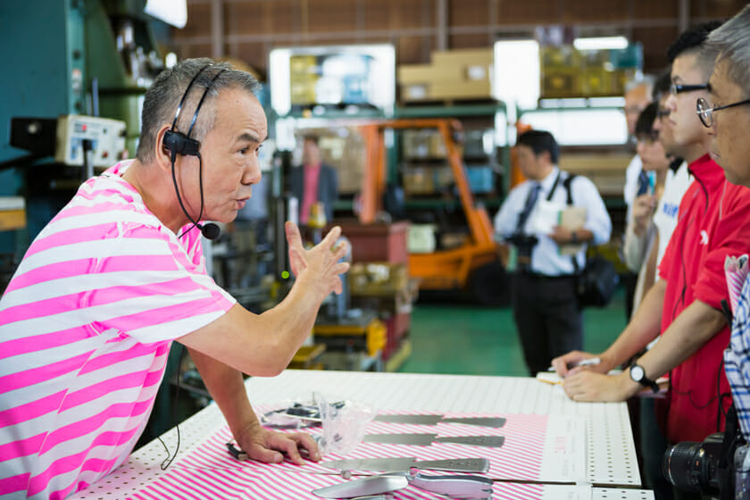 見学では、工場の職人さんが商品ができあがるまでの工程などを教えてくれます