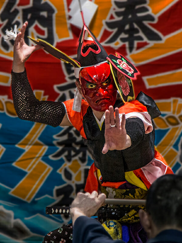 黒森神楽／宮古市山口に鎮座する黒森神社を本拠地としている神楽。正月になると、黒森神社の神霊を移した「権現様」（獅子頭）を携えて、陸中沿岸の集落を廻り、家々の庭先で権現舞を舞って悪魔祓いや火伏せの祈祷を行います