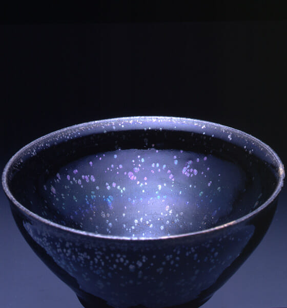 重要文化財「耀変天目」(ようへんてんもく) 南宋時代 12-13世紀 建窯 高6.5~6.6 口径11.8~12.1 高台径3.9cm 加賀・前田家伝来 大佛次郎旧蔵 展示:全期間