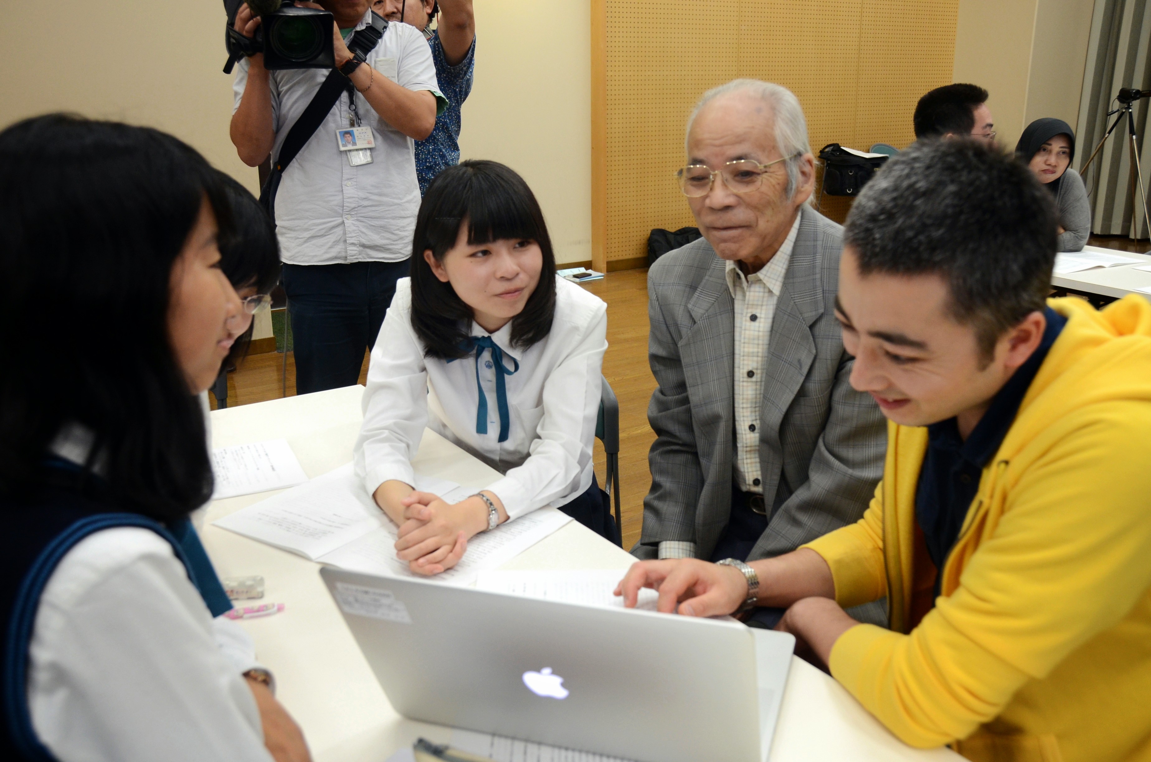 地元の高校生と連携して被爆証言の収集活動をすすめながら「記憶のコミュニティ」を生成。人々のつながりが、デジタルアーカイブを育んでいく