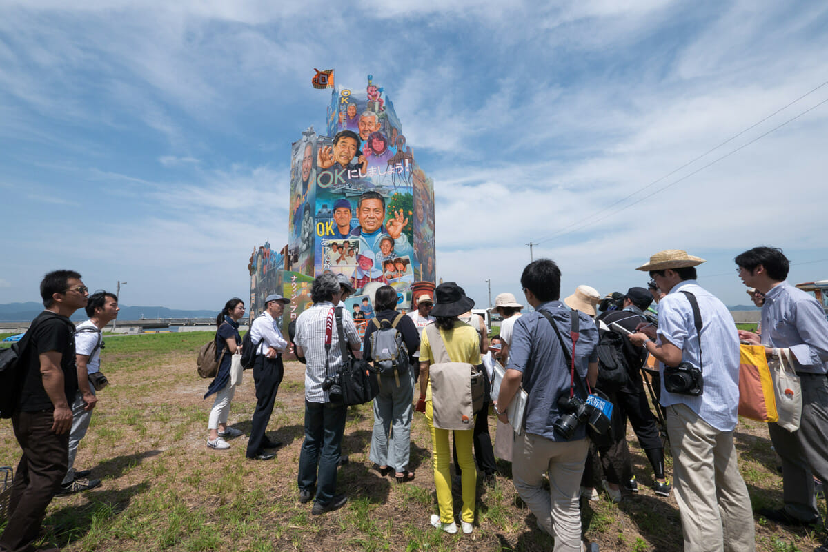 ナウィン・ラワンチャイクン《OK Tower》OK Tower, 2016　Installation view at Nishiura village, Megijima,Japan　Photo by Navin Production／本イベントでは、六本木を舞台にした映画や絵画、ダンスなどを制作。六本木の人たちが登場しながら、この街のさまざまな表情と魅力が映し出される