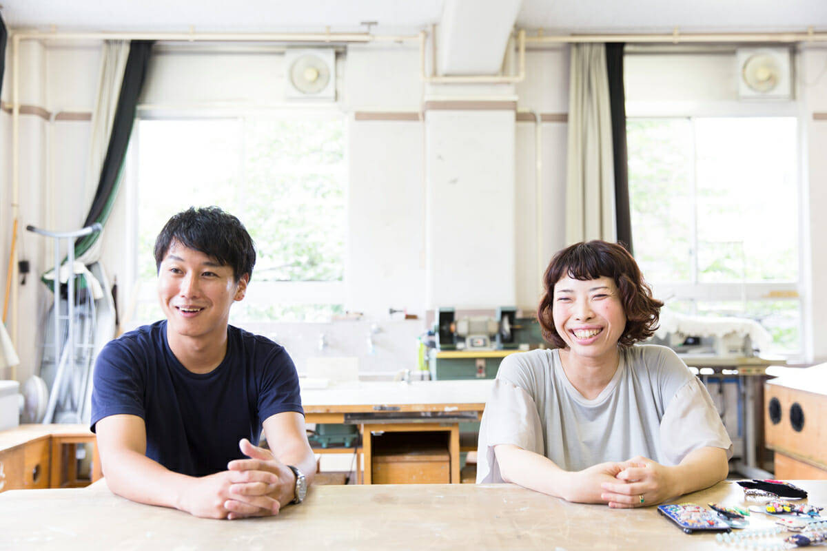 （左）菊地光義さん：茨城県出身。大工だった祖父と父の影響を受けてものづくりの道に進む。インテリアライフスタイル ヤングデザイナーアワード受賞（2013）。国際消費財見本市アンビエンテ（ドイツ・フランクフルト）招待出展。文化学園大学非常勤講師。趣味は山登り。<br /> （右）沼田真央：山口県生まれ。多摩美術大学卒業。本屋、画材会社を経たのち「tamao」を設立する。ブランドネームは小学校時代のあだ名から。定期的にワークショップの講師なども務める。