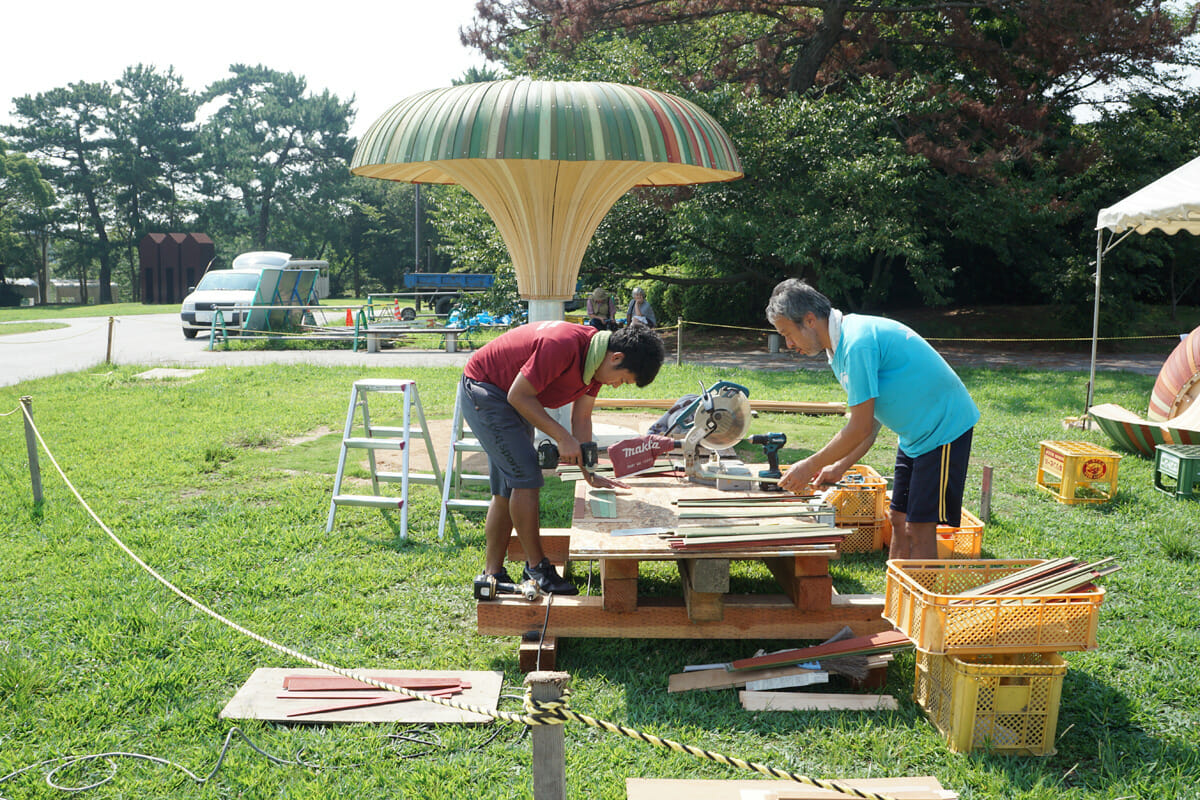 大学生の息子さんと制作作業中