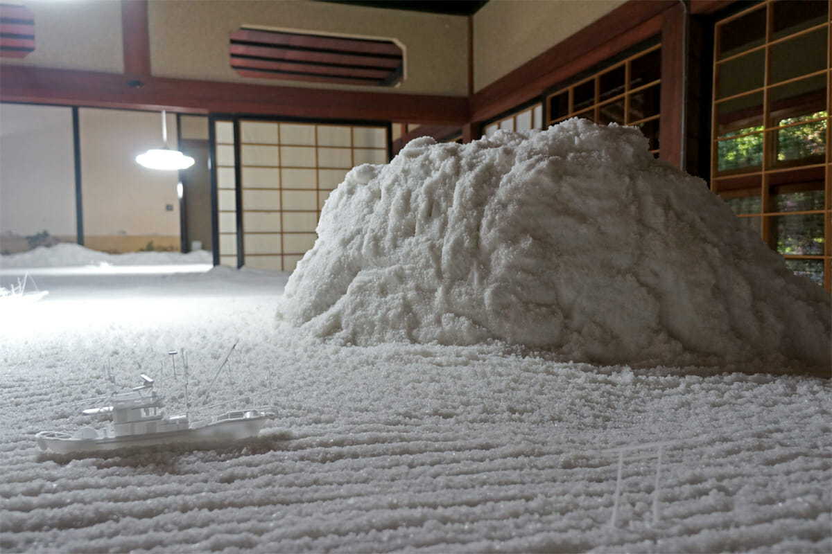 小海の半島の旧家の大海（岩崎貴宏）。船はプラスチックトレーを使ってつくったそうです